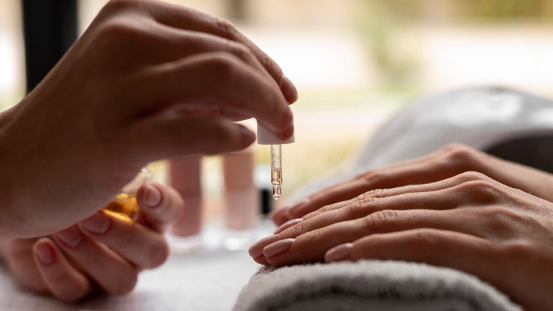 scientific diagram showing liposome penetrating nail layers